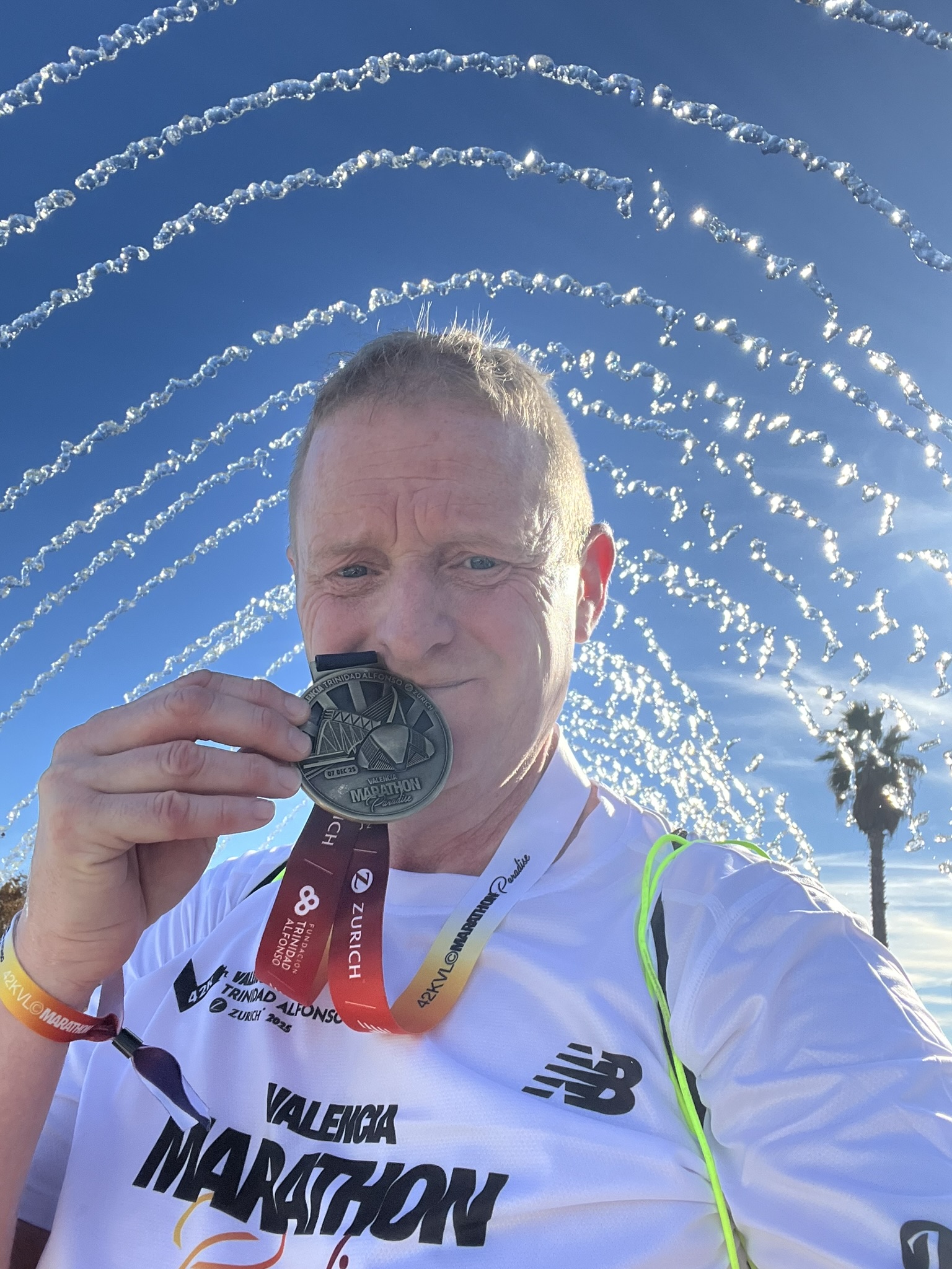 Dan with his Valencia Marathon medal